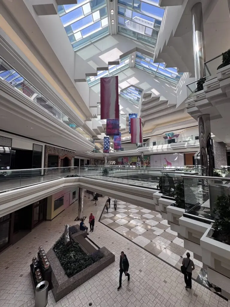  Shopping Center MacArthur Center in Norfolk