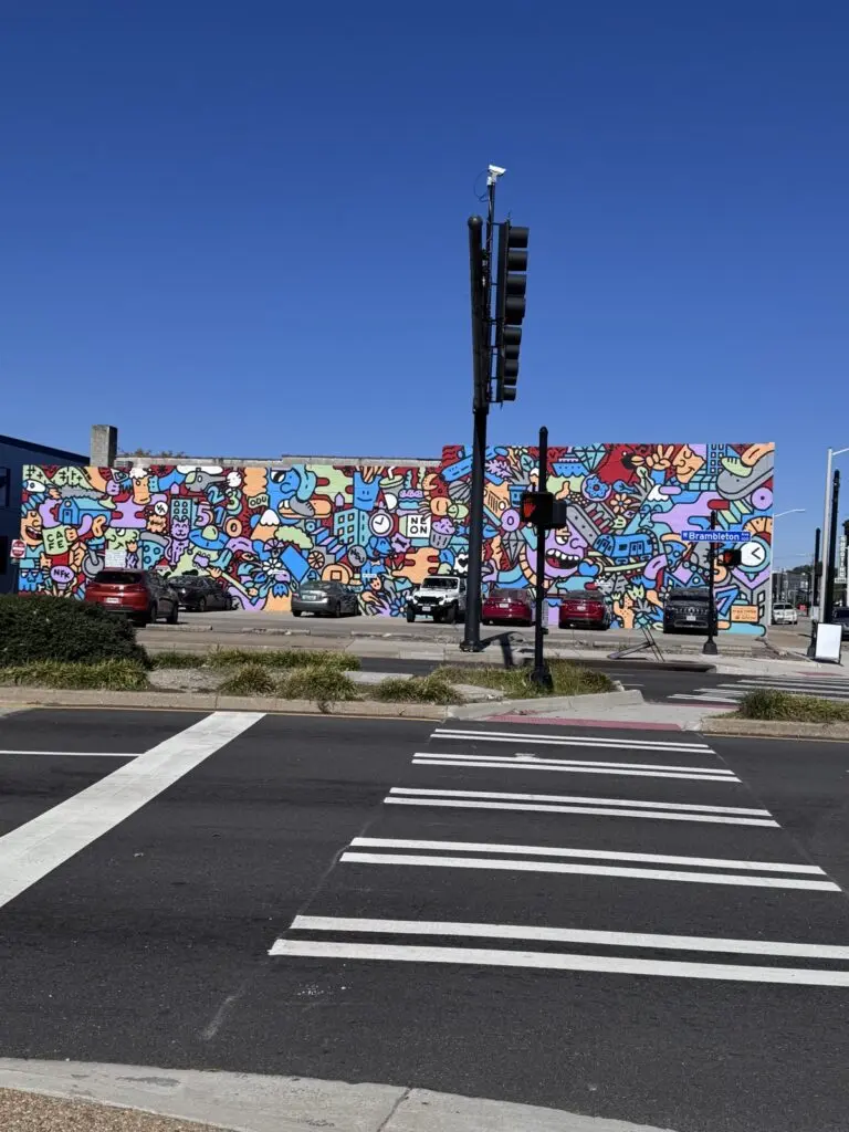 Fußgängerweg und Streetart in Norfolk