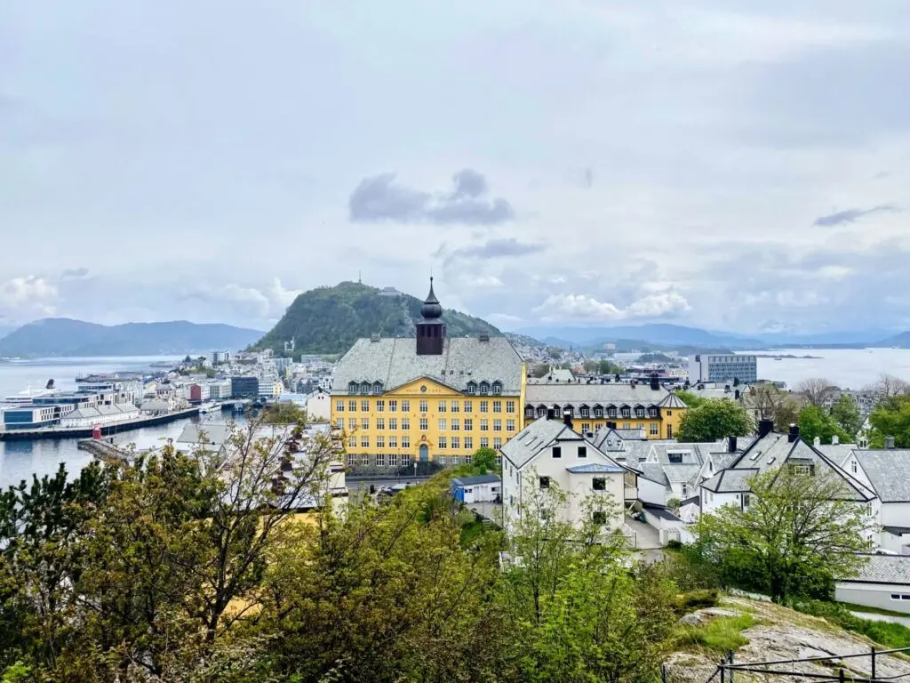 Ausblick vom Storhaugen auf die Stadt Alesund