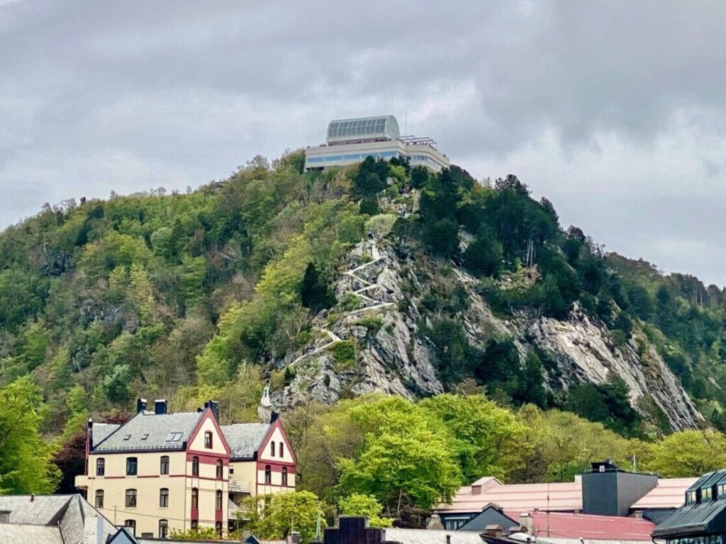 Blick auf die Treppe zum Aksla in Alesund