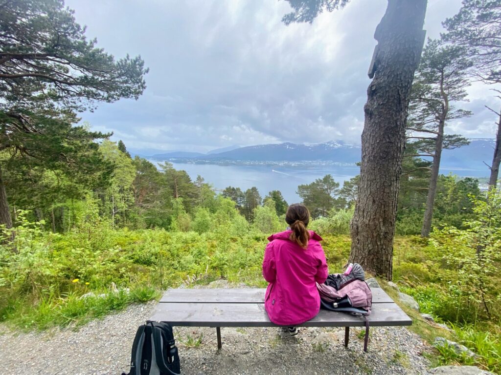 Frau auf Sitzbank auf dem Aksla in Alesund