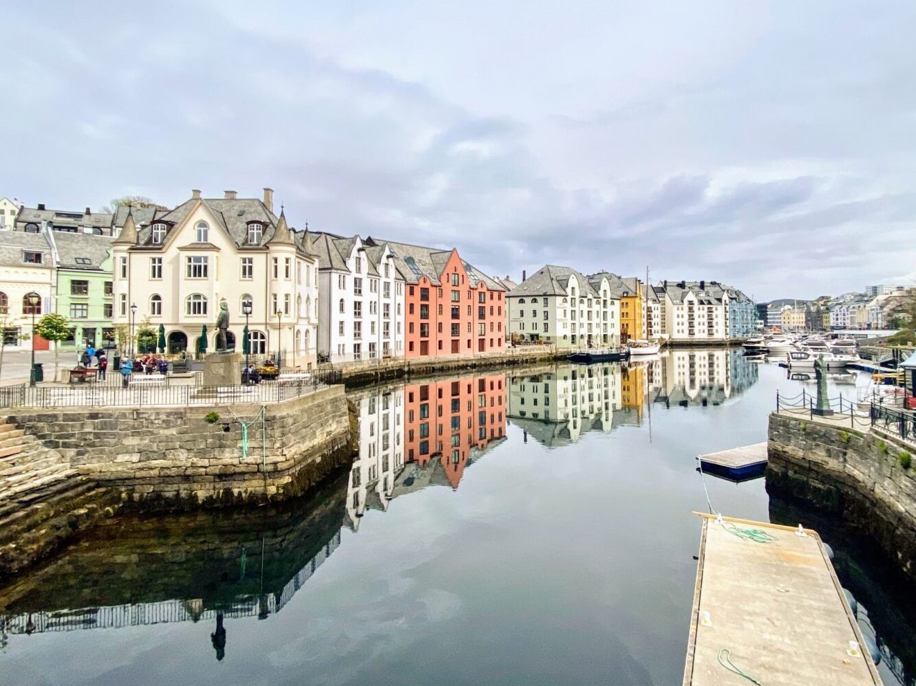 Bunte Häuserzeile am Fluss im Zentrum von Alesund