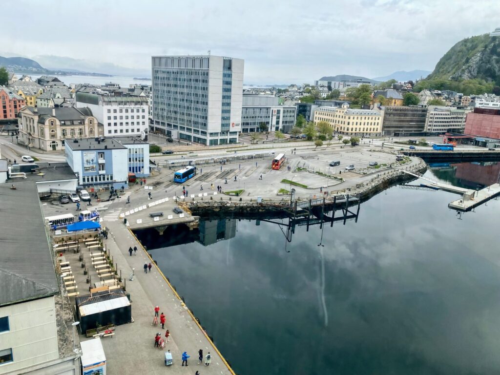 Hafen von Alesund mit Blick auf Pier