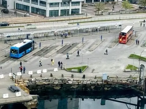 Hafen von Alesund mit Blick auf Pier