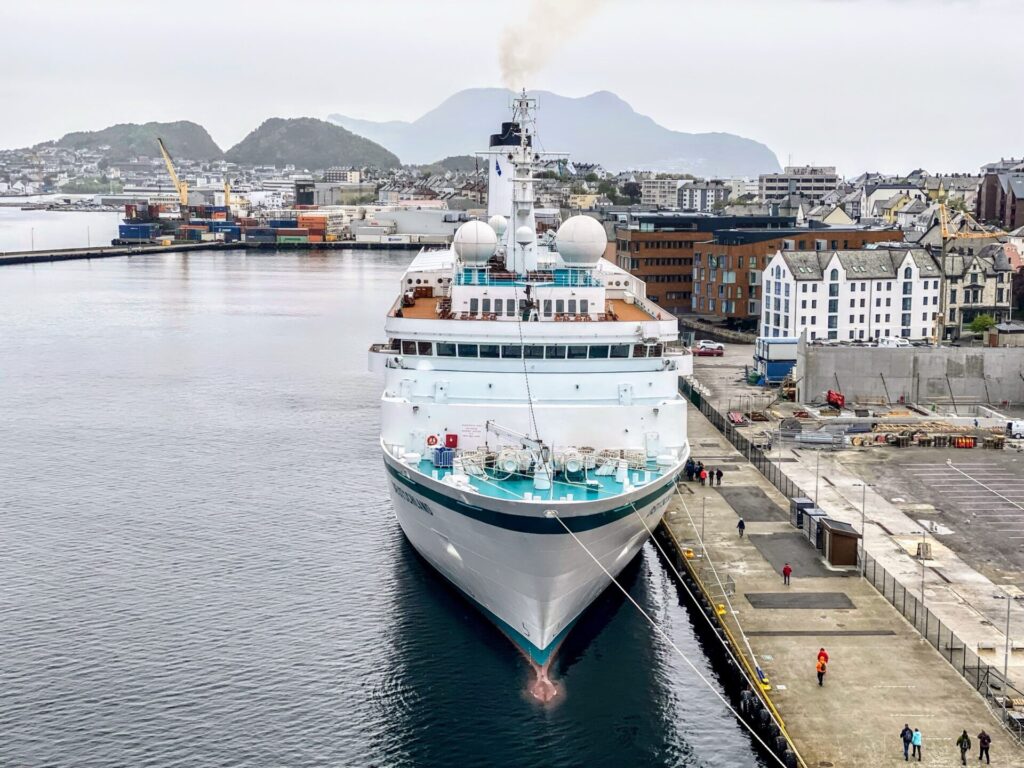 Kreuzfahrtschiff am Hafen von Alesund