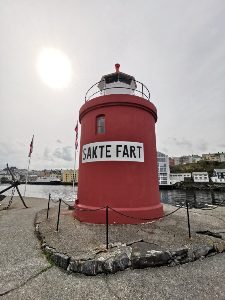 Roter Leuchtturm Molja in Alesund