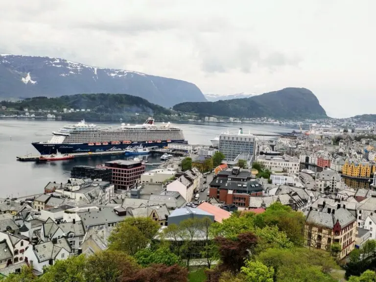 Blick auf Alesund und die Mein Schiff am Hafen