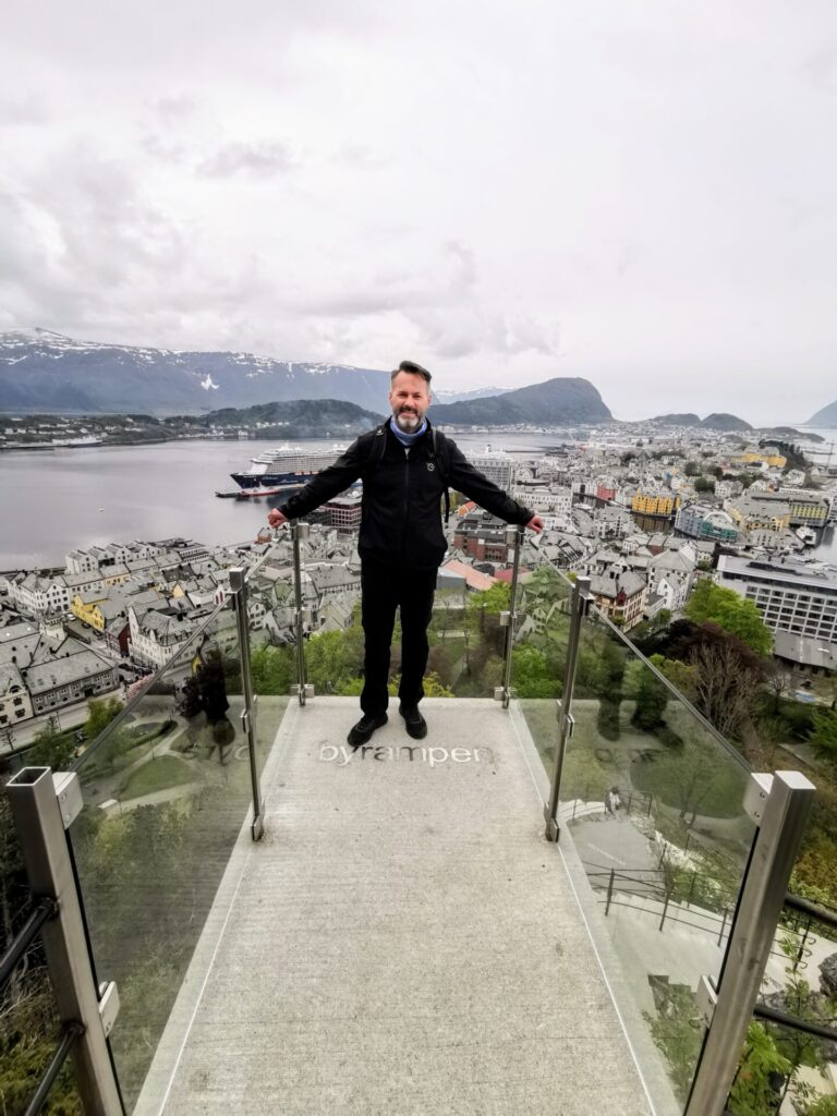 Mann steht auf Aussichtsplattform vom Aksla in Alesund