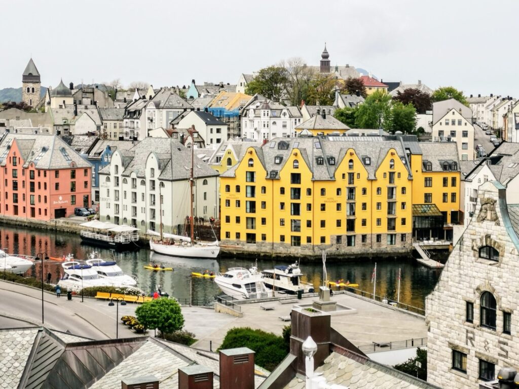 Zentrum von Alesund mit bunten Häusern