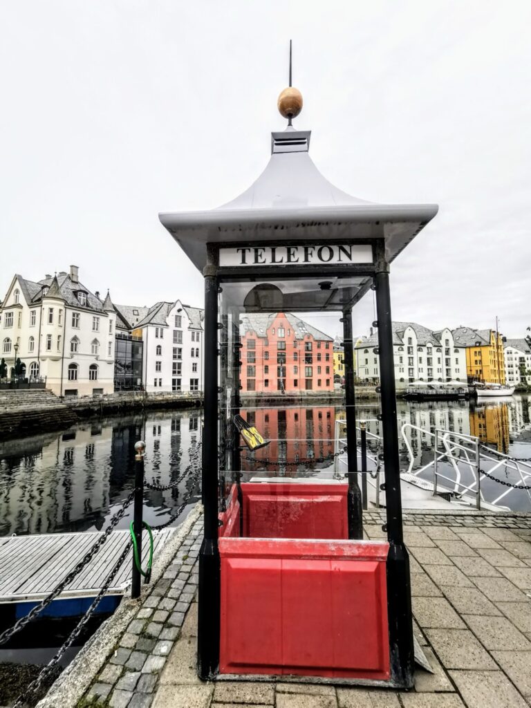 Rote Telefonzelle im Zentrum von Alesund