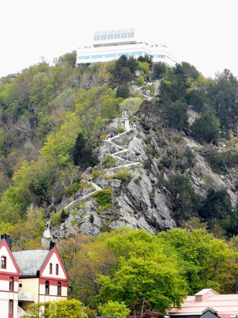 Blick auf die Treppe zum Aksla in Alesund