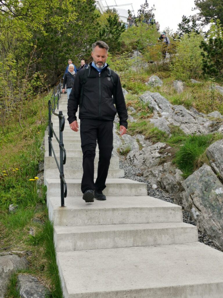 Mann geht auf Treppe von Aksla in Alesund