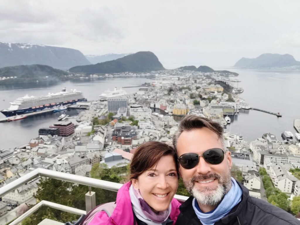 Pärchen mit Blick auf Alesund auf dem Aksla