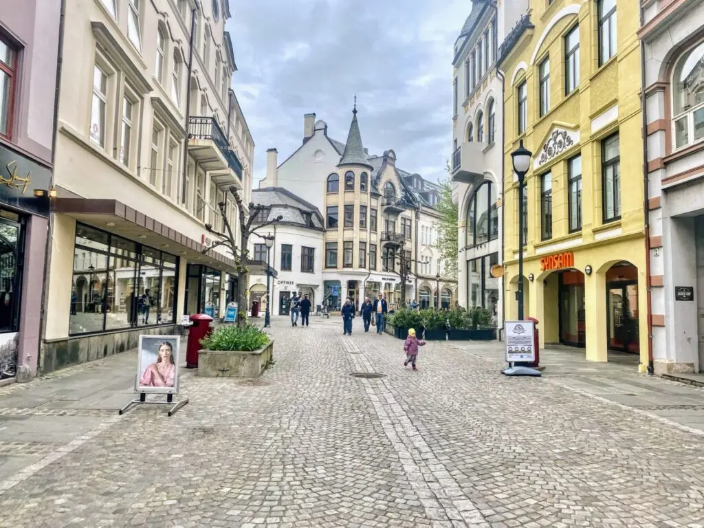 Fußgängerzone Alesund mit bunten Häusern