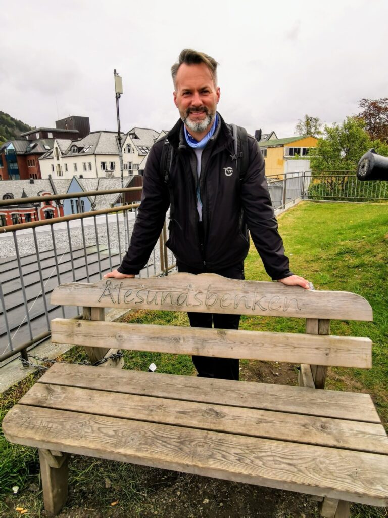 Mann steht hinter Sitzbank in Alesund