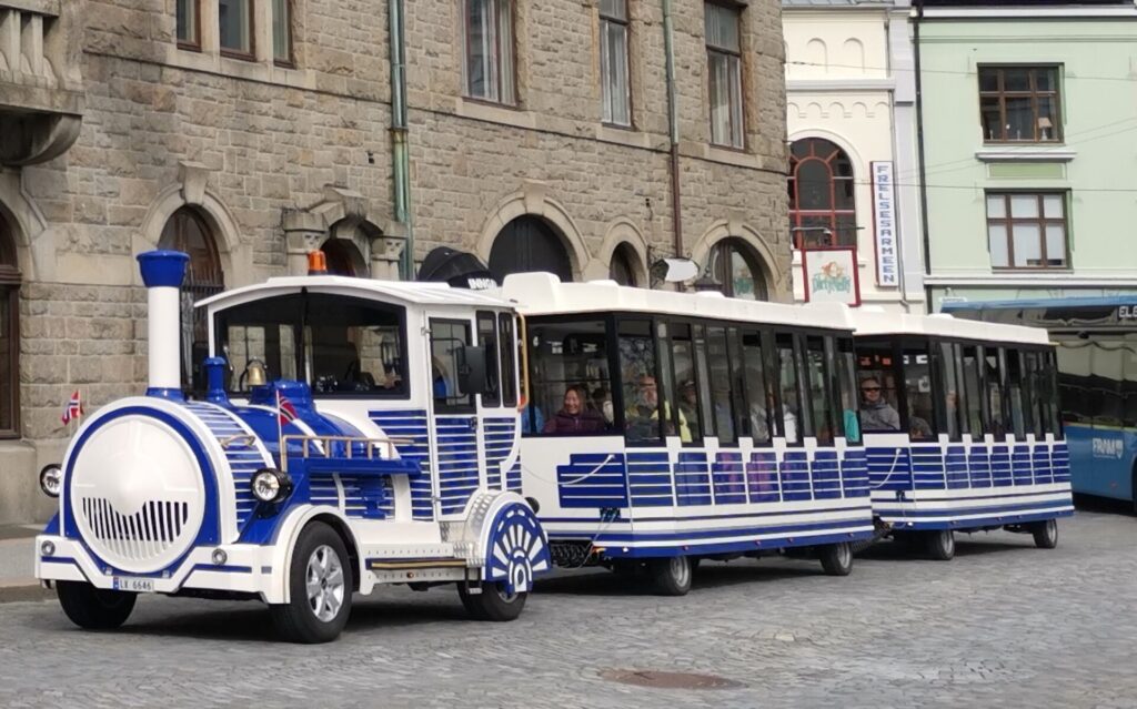 Blau weise Bimmelbahn in Alesund