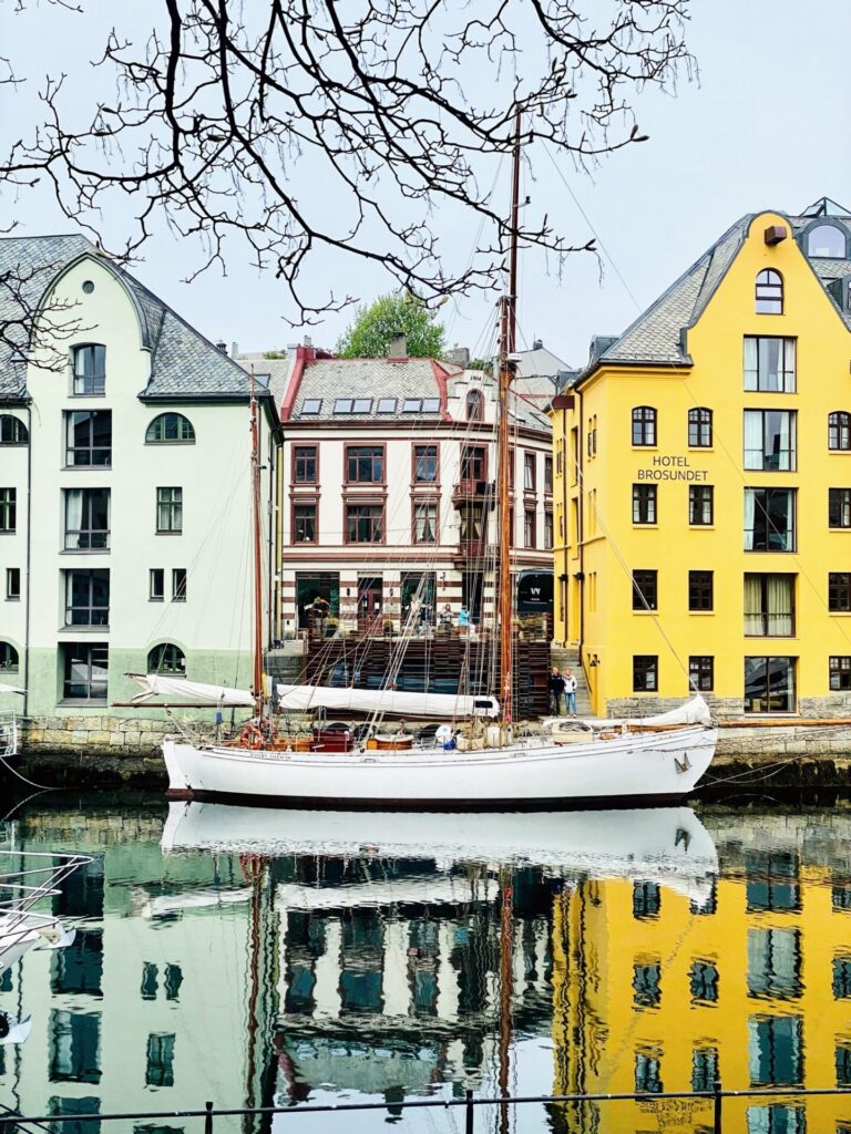 Bunte Häuserzeile und Boot im Zentrum von Alesund