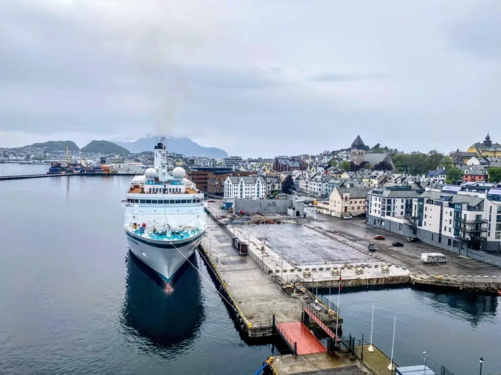 MS Deutschland am Hafen von Alesund