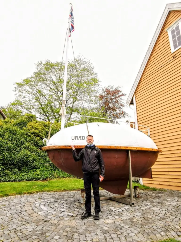 Boot mit Mann vor dem Museum Alesund