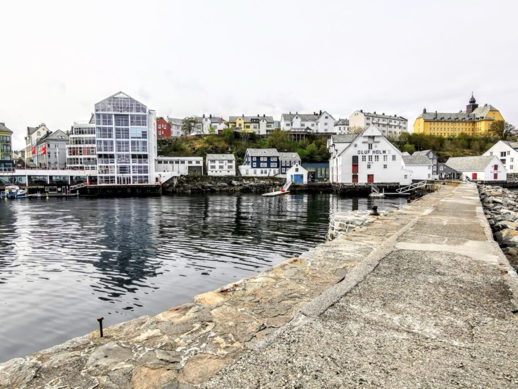 Steg zum Leuchtturm Molja in Alesund