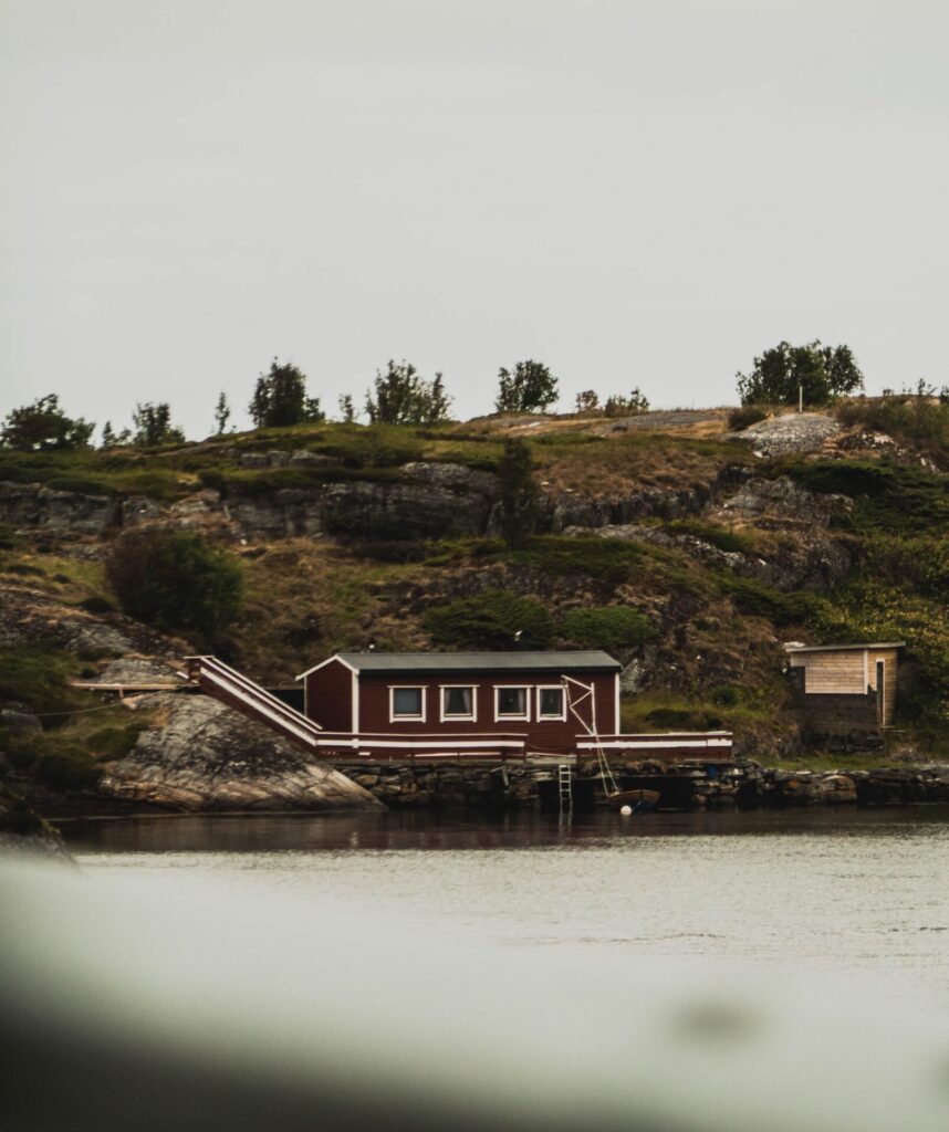 Bunte rote Holzhäuser in Norwegen