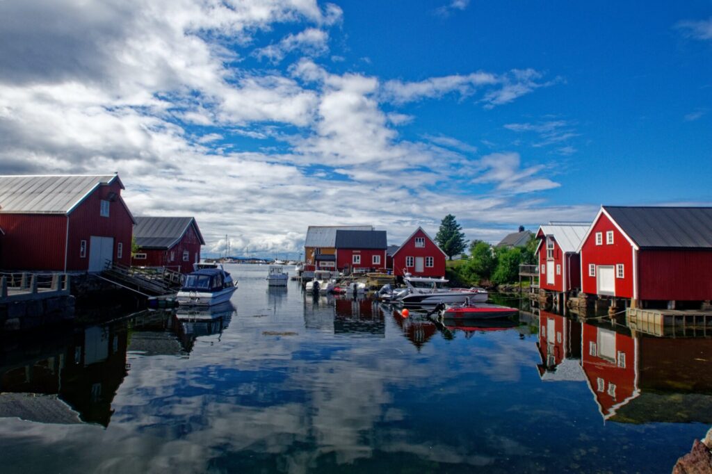 Bunte rote Holzhäuser in Norwegen