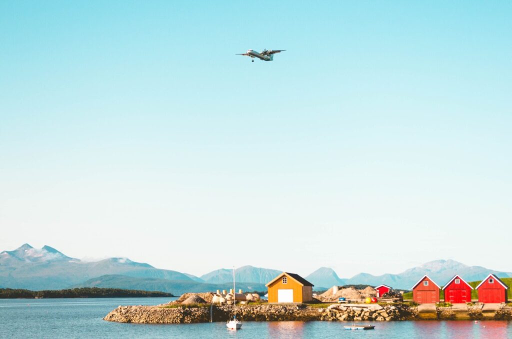 Bunte rote Holzhäuser in Norwegen