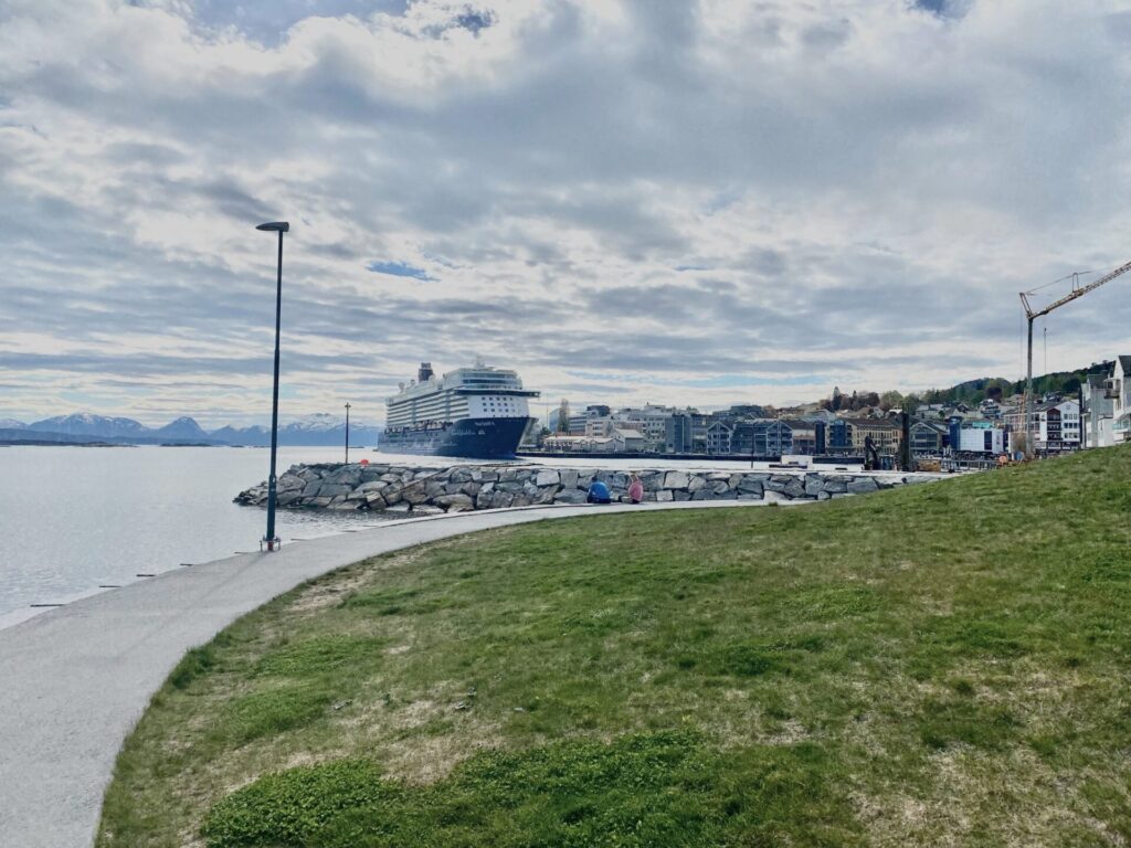 Pier und Hafen von Molde mit Mein Schiff 4