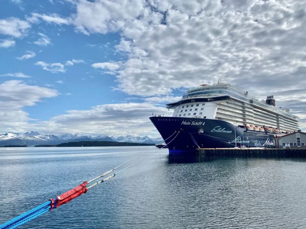 Mein Schiff 4 am Hafen von Molde