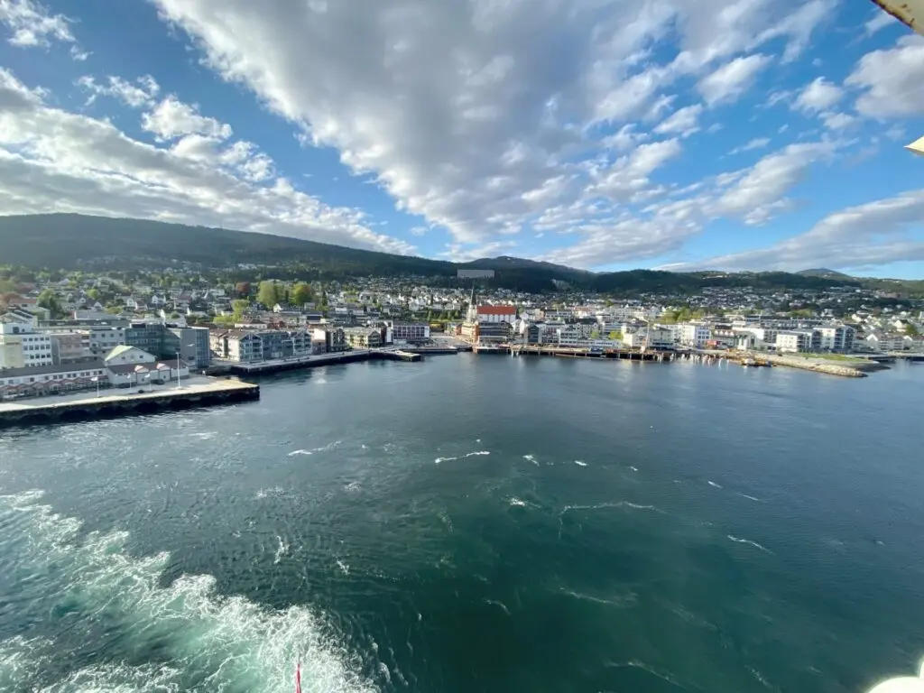 Blick auf den Hafen und die Stadt Molde
