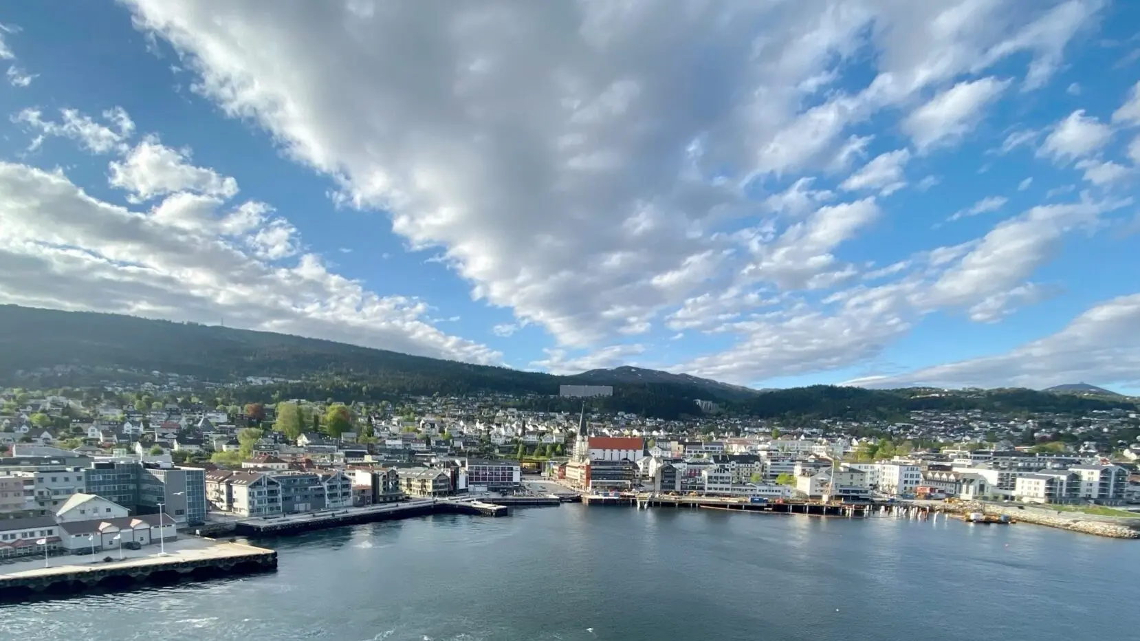 Blick auf den Hafen und die Stadt Molde