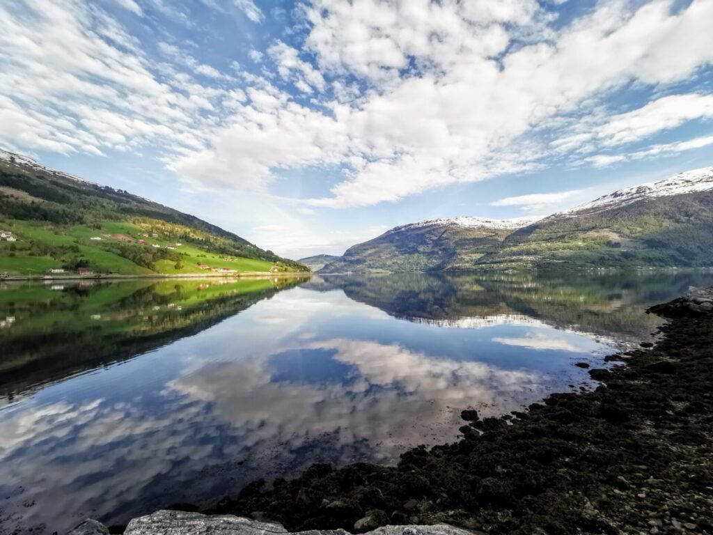 See-Fjord mit Berglandschaft in Olden