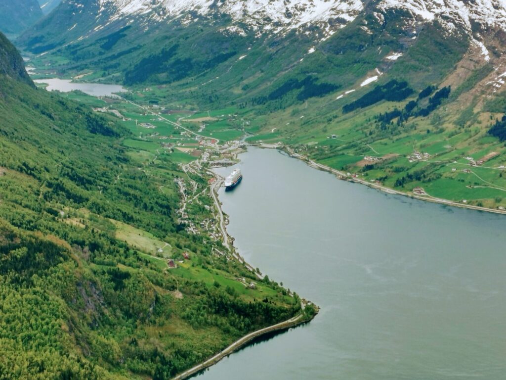 Ausblick vom Hoven auf Olden und die schneebedeckte Berglandschaft mit Fjord