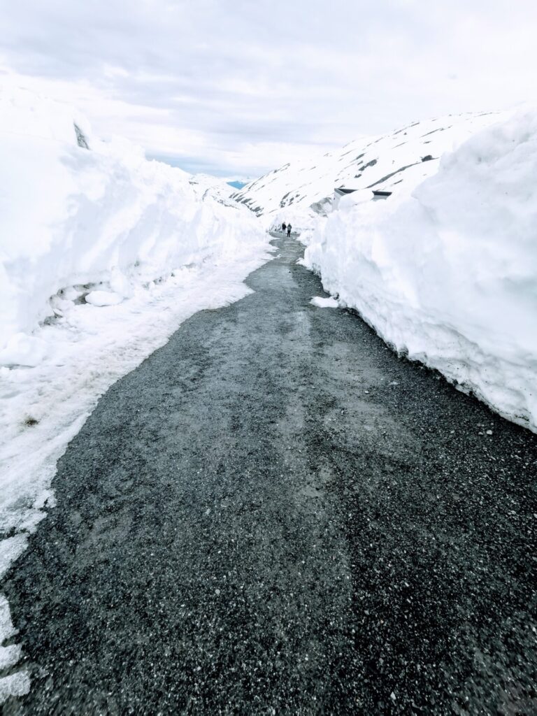 Weg mit Schnee-Wände