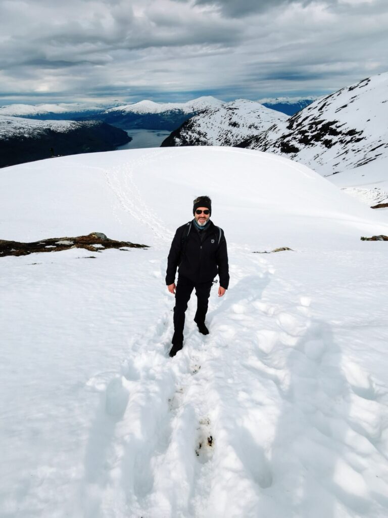 Mann im Schnee auf dem Hoven