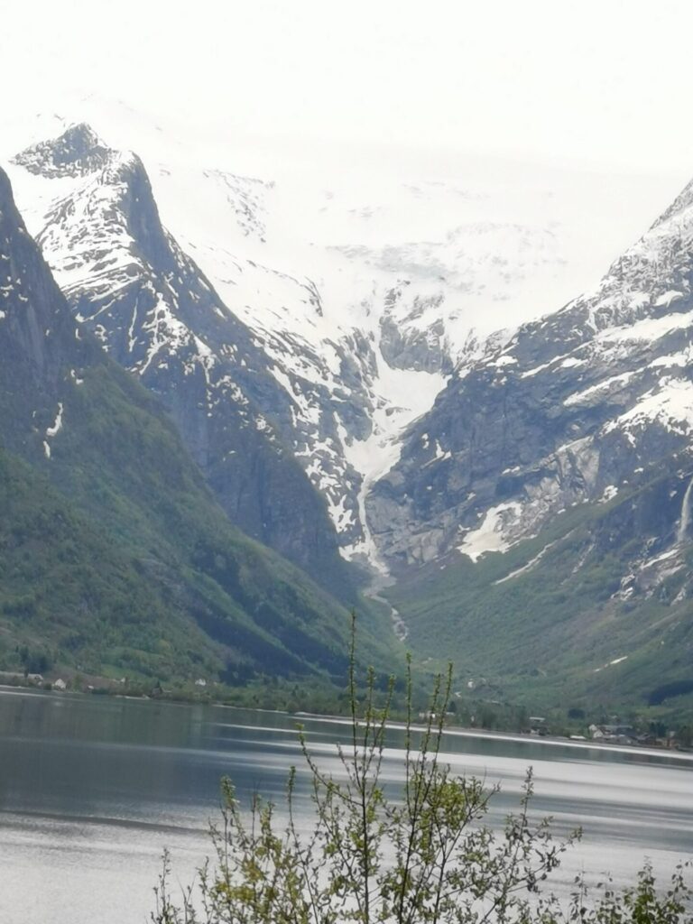 Blick aus die Natur von Olden mit Fjord und schneebedeckter Berglandschaft