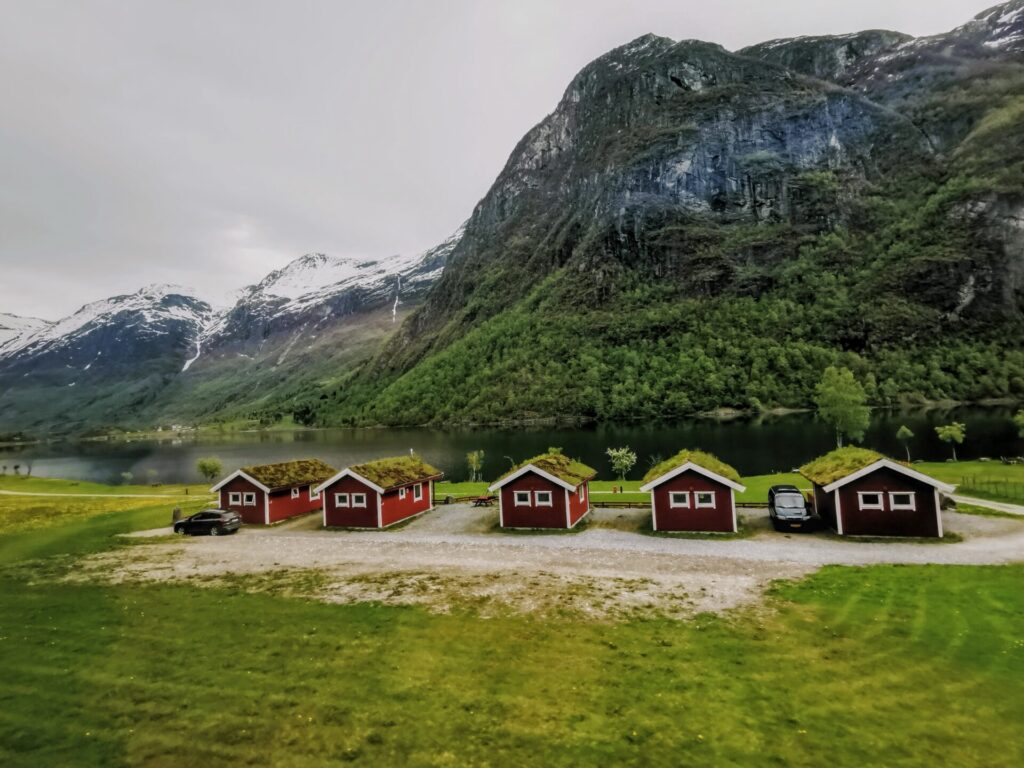 Rote Holz-Häuser in der norwegischen Natur