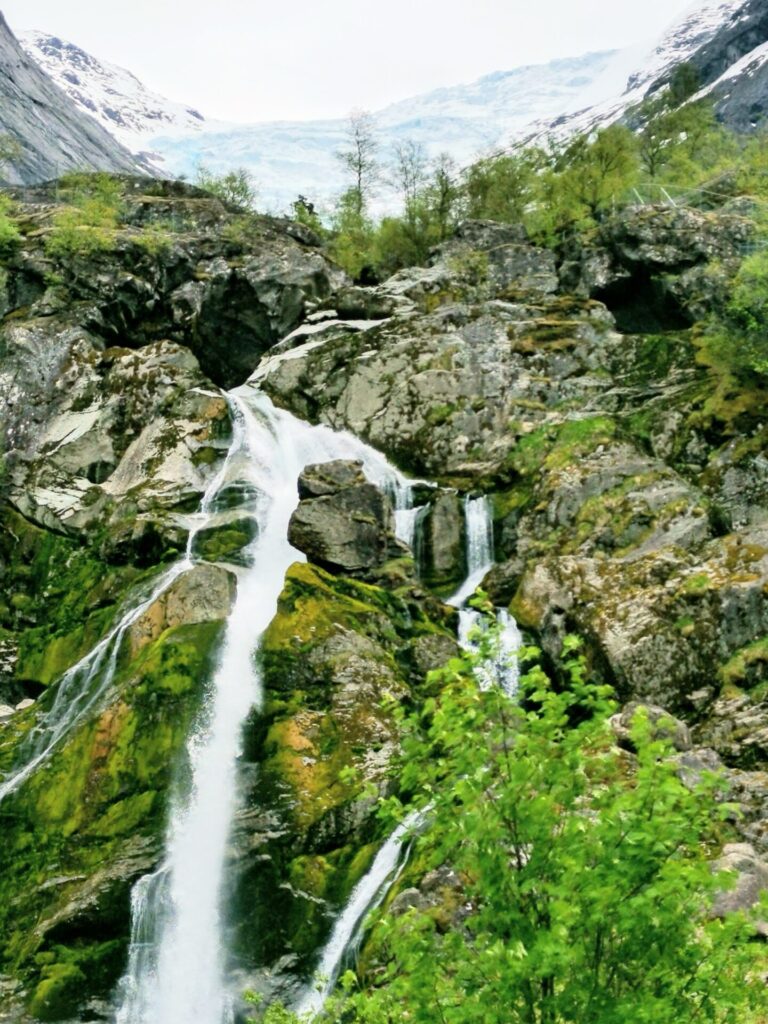 Wasserfall am Briksdal-Gletscher