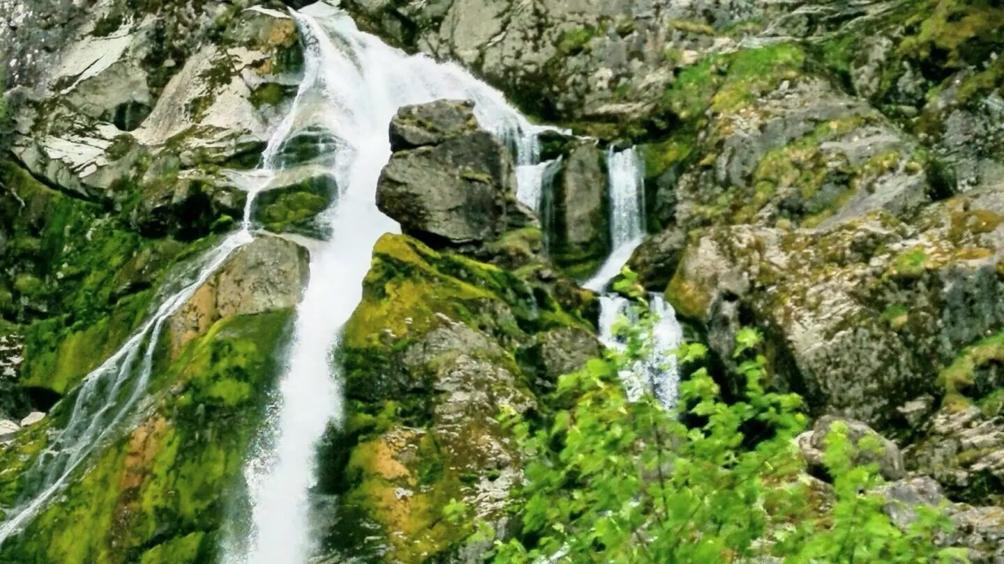 Wasserfall am Briksdal-Gletscher