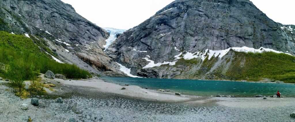 Panorama vom Briksdal Gletscher mit See in Olden