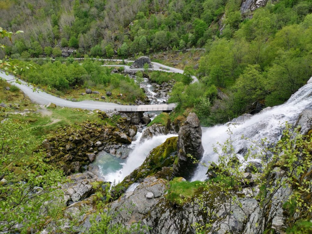 Wasserfall am Briksdal-Gletscher