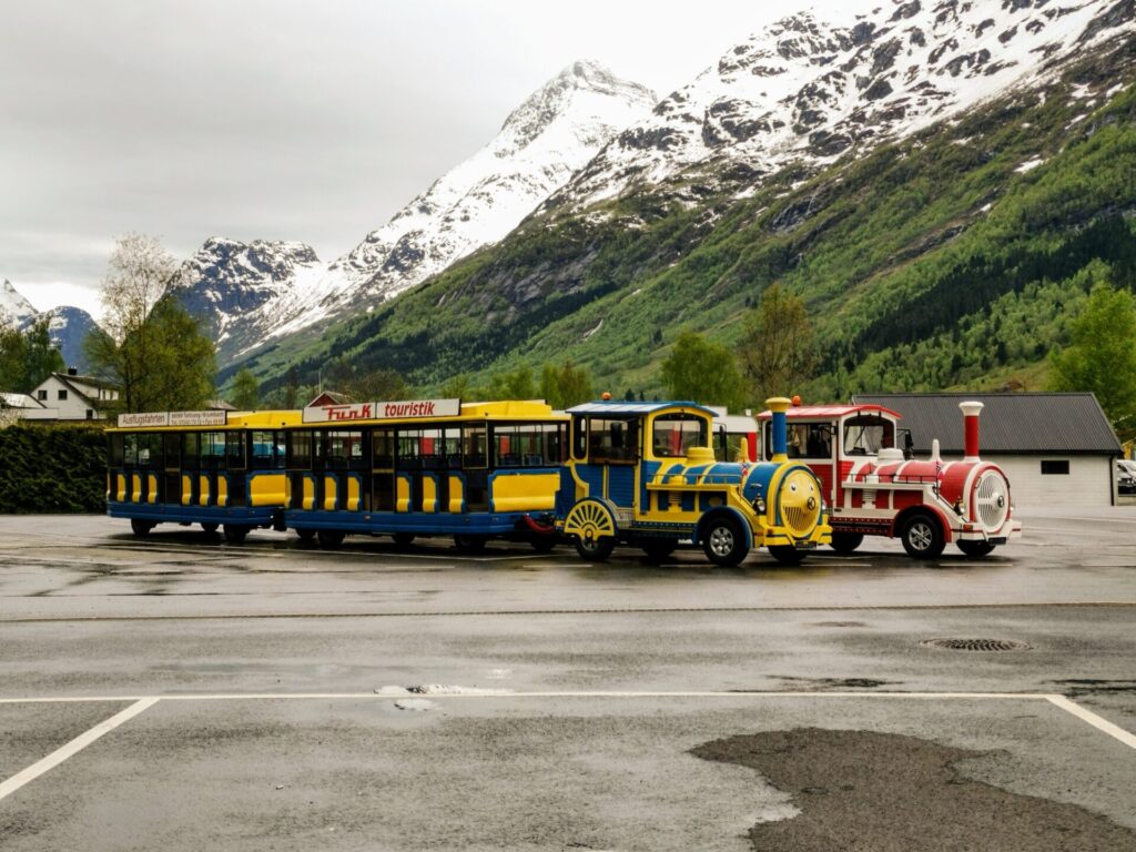 Gelbe und rote Bimmelbahn am Hafen von Olden