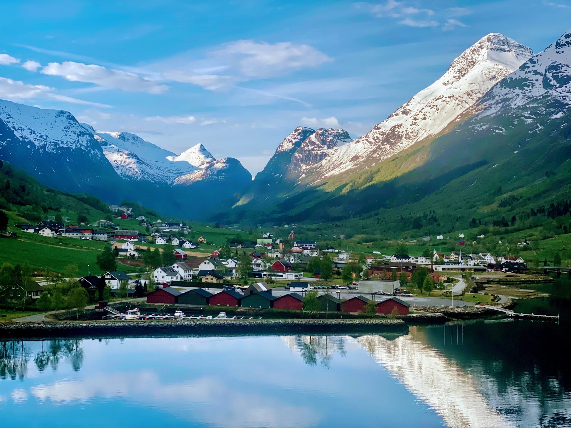 Blick aus den Hafen von Olden mit Fjord und schneebedeckter Berglandschaft