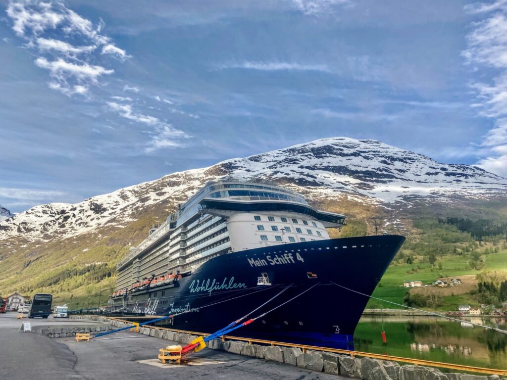 Mein Schiff 4 am Hafen von Olden 