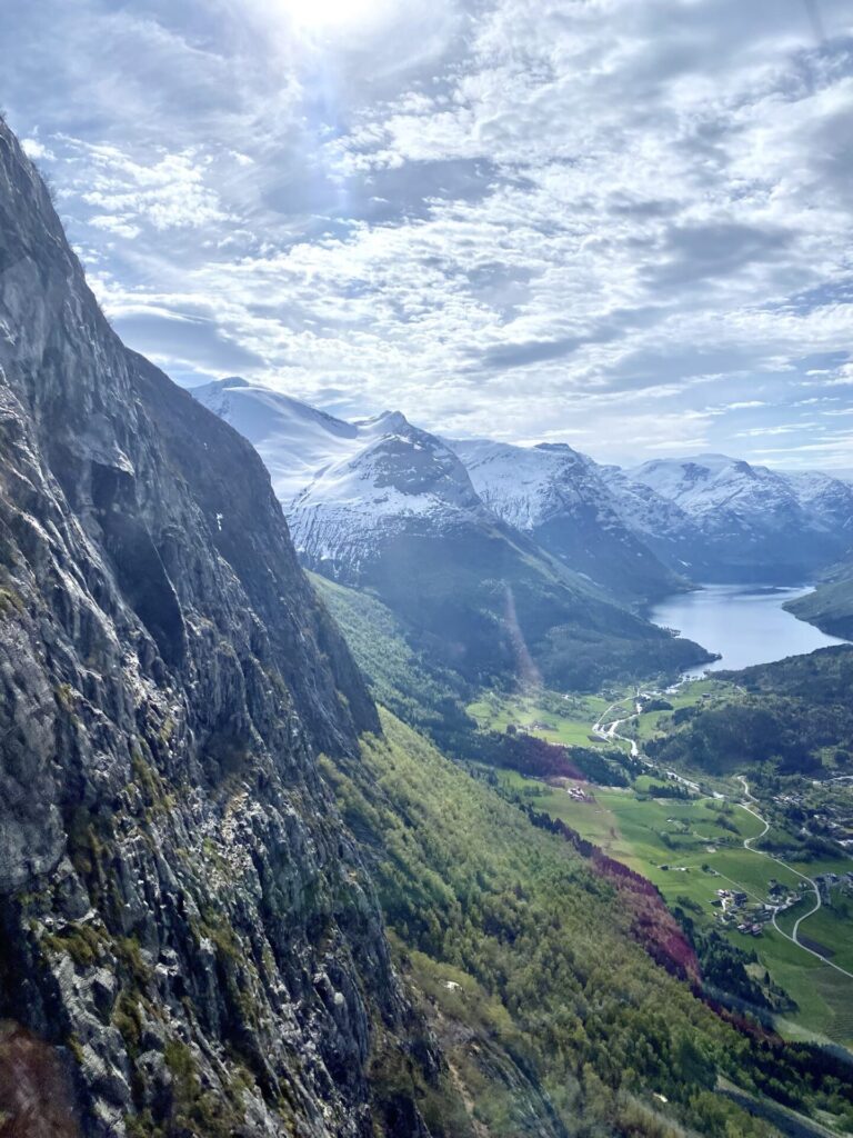 Ausblick vom Hoven auf Olden und die schneebedeckte Berglandschaft mit Fjord