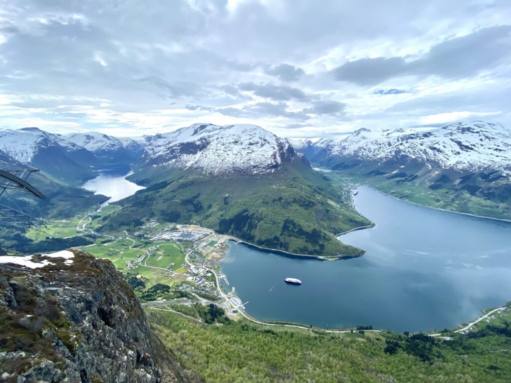 Ausblick vom Hoven auf Olden und die schneebedeckte Berglandschaft mit Fjord