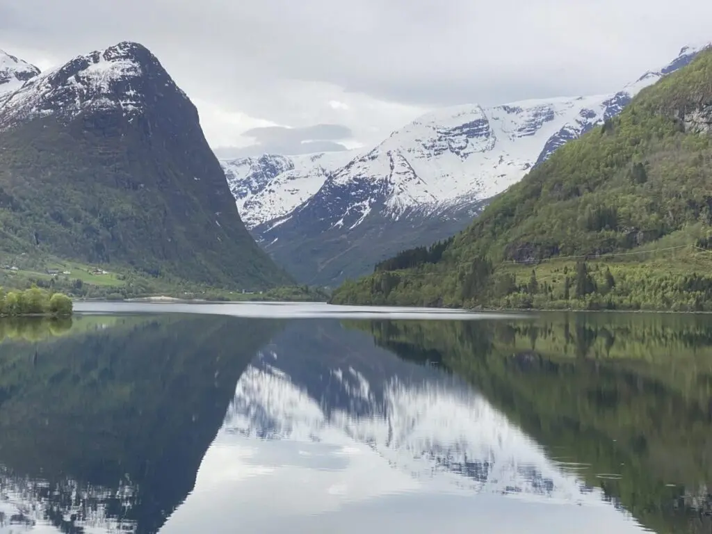 Blick aus die Natur von Olden mit Fjord und schneebedeckter Berglandschaft