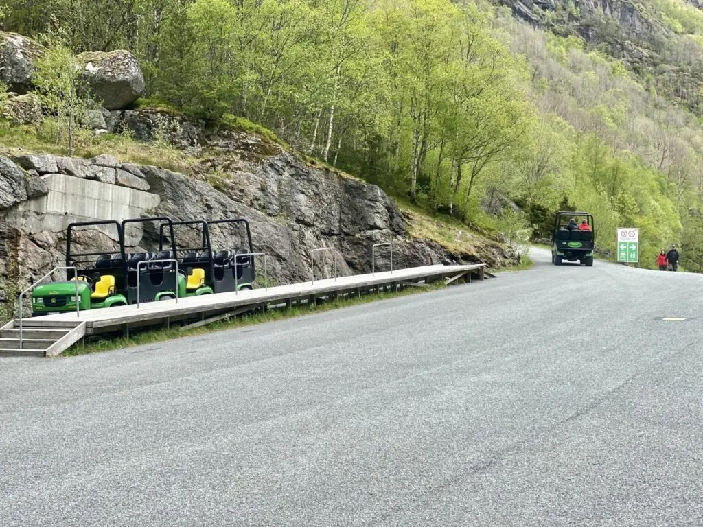 Shuttle-Car zum Briksdal Gletscher