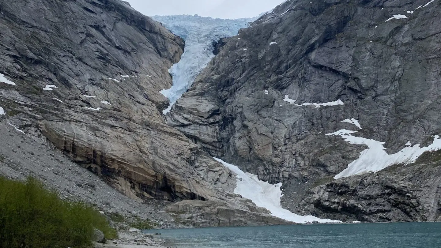Briksdal-Gletscher mit See und Schnee in Olden