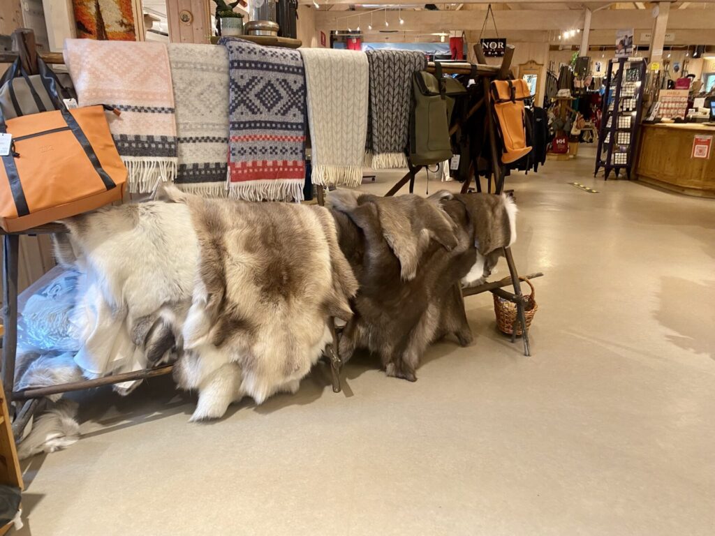 Shop mit Fell und norwegischen Decken